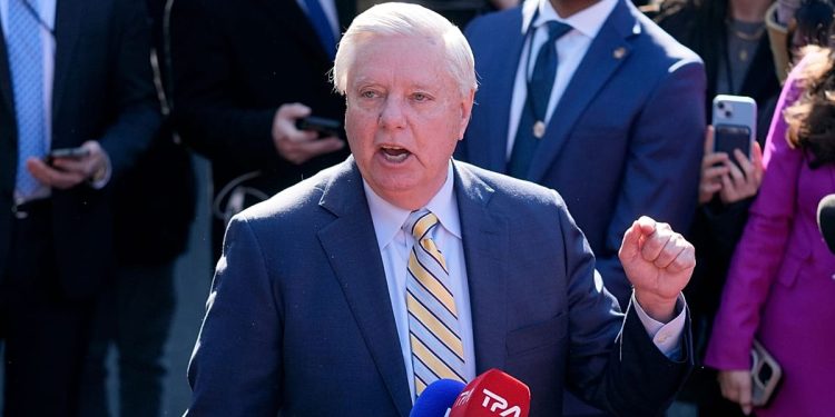 انتشار تصاویر کمسابقه از گفتگوها و جلسات حساس لیندسی گراهام؛ از شوق بمباران ایران نزدیک بود گریه کند