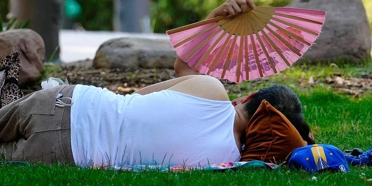پژوهشگران: شبهای گرم خواب مردم را میدزدند