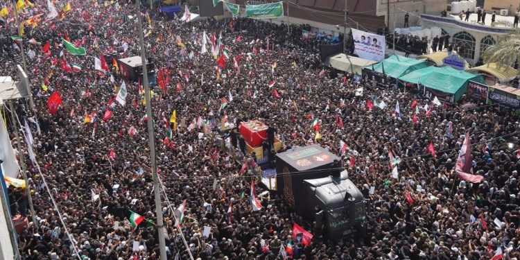 تشییع میلیونی رهبر شهید ایران در نجف با اقامه نماز توسط آیت الله الحکیم پایان یافت