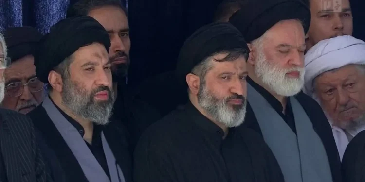 عکس/ فرزندان رهبر شهید انقلاب در مصلی تهران