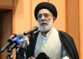 ببینید/ بوسه حجتالاسلام سید هادی خامنهای، برادر رهبر شهید انقلاب بر تابوت ایشان