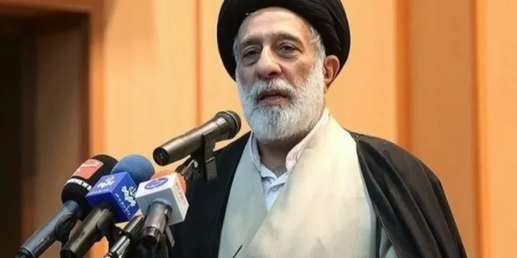 ببینید/ بوسه حجت‌الاسلام سید هادی خامنه‌ای، برادر رهبر شهید انقلاب بر تابوت ایشان