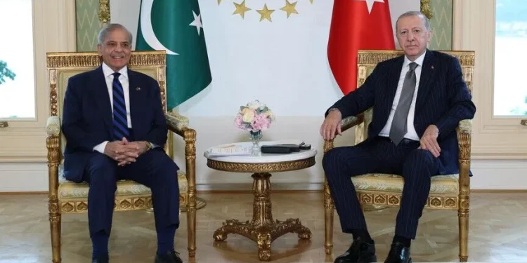 اردوغان از نخست وزیر پاکستان استقبال کرد