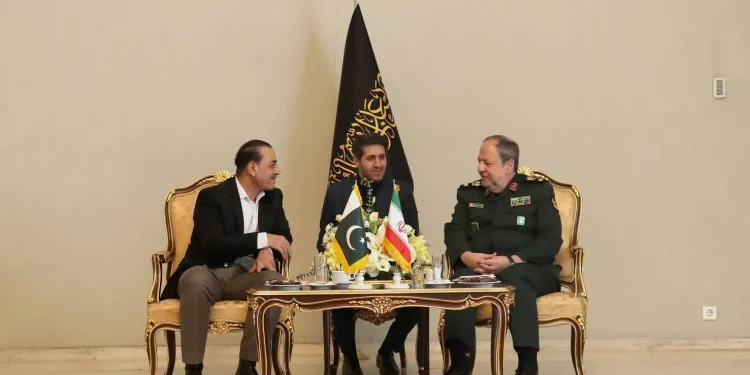 سرپرست وزارت دفاع در دیدار با فرمانده ارتش پاکستان: ایران به درخواست کشور‌های دوست و همسایه و با هدف اثبات حسن نیت، یادداشت تفاهم را امضا کرد، اما هرگونه نقض آتش‌بس با واکنش لازم و قوی ما همراه خواهد بود