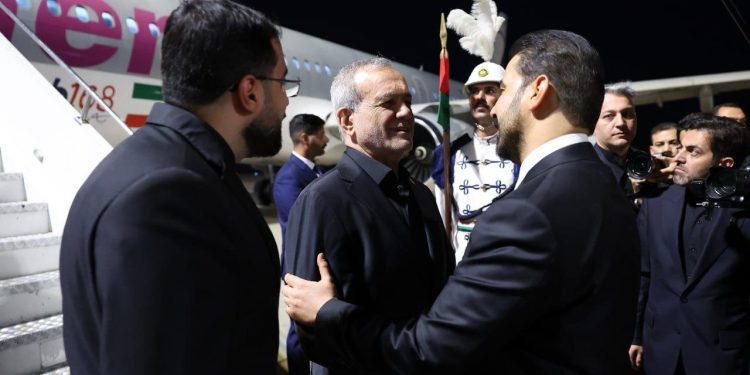 استقبال نخست وزیر عراق از رئیس جمهور ایران در فرودگاه نجف