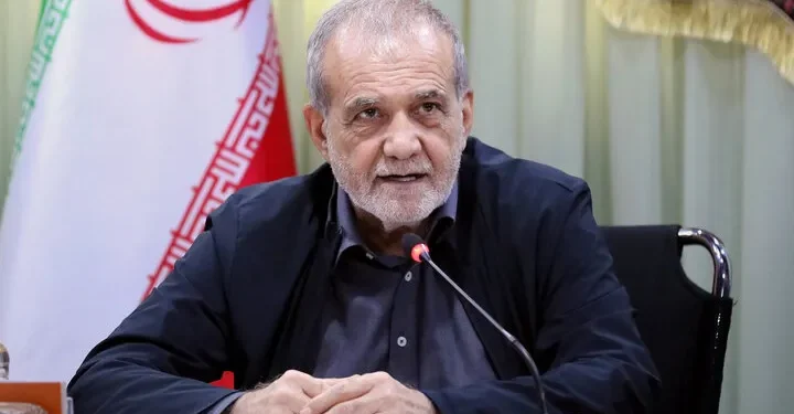 پزشکیان: هرگونه رفتار یا سخنی که به تضعیف این سرمایه اجتماعی منجر شود، برخلاف مصالح عمومی خواهد بود /  امروز بیش از هر زمان دیگری، همه مسئولان، نخبگان و جریان‌های سیاسی باید از تفرقه، تخریب و اتهام‌زنی پرهیز کنند