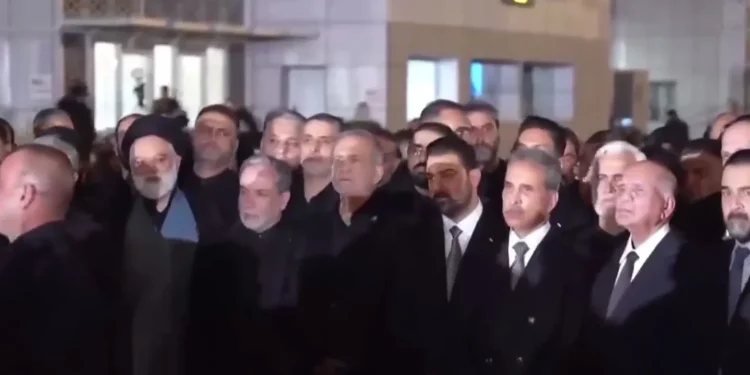ببینید /  حضور رئیس‌جمهور، وزیر امورخارجه و فرزند ارشد رهبر شهید انقلاب در فرودگاه نجف برای ادای احترام