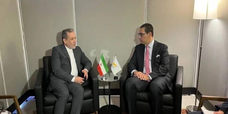 گفت‌وگوی تلفنی وزرای خارجه ایران و قبرس/ عراقچی: اهمیت جلوگیری از سوء استفاده دشمن از پایگاه‌های مستقر در قبرس علیه ایران/ کنستانتینوس کومبوس:  در تماس با دولت انگلیس، اطمینان حاصل کردم که از پایگاه های خارجی در کشور ما علیه تهران حمله‌ای صورت نمی‌گیرد