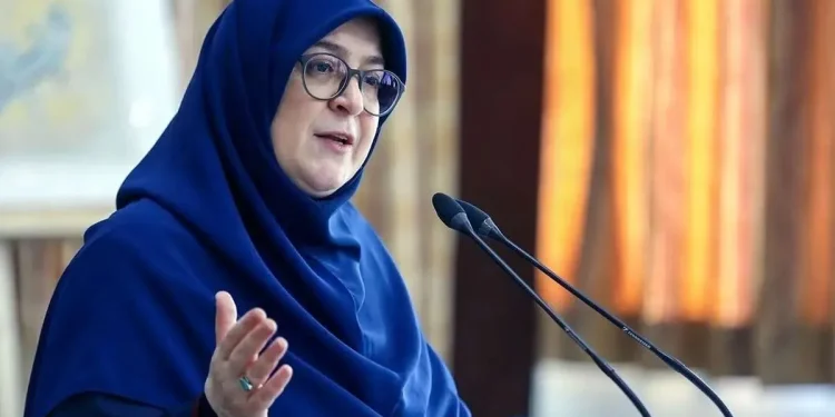سخنگوی دولت: در ایام جنگ  ۳۵۰ نفر از کارکنان دولت به شهادت رسیدند؛ از مهندسانی که برای حفظ ارتباطات مردمی بر فراز دکل‌های BTS فعالیت می‌کردند تا سیم‌بانانی که برای حفظ جریان برق جان خود را از دست دادند