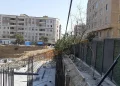 آتش‌نشانی تهران: سقوط یک دستگاه جرثقیل در یک پروژه ساختمانی، منجر به تخریب بخشی از یک ساختمان ۵ طبقه شد/ ۹ دستگاه خودرو که در کنار خیابان پارک شده بودند، دچار خسارت شدند/ اپراتور ۳۵ ساله جرثقیل که در اتاقک دستگاه محبوس شده بود، دچار مصدومیت شد/ یک جوان ۱۸ ساله و یک خانم ۶۰ ساله نیز به دلیل شوک ناشی از حادثه، تحت مراقبت اورژانس قرار گرفتند