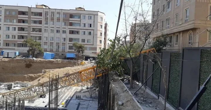 آتش‌نشانی تهران: سقوط یک دستگاه جرثقیل در یک پروژه ساختمانی، منجر به تخریب بخشی از یک ساختمان ۵ طبقه شد/ ۹ دستگاه خودرو که در کنار خیابان پارک شده بودند، دچار خسارت شدند/ اپراتور ۳۵ ساله جرثقیل که در اتاقک دستگاه محبوس شده بود، دچار مصدومیت شد/ یک جوان ۱۸ ساله و یک خانم ۶۰ ساله نیز به دلیل شوک ناشی از حادثه، تحت مراقبت اورژانس قرار گرفتند