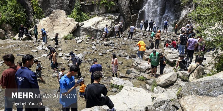 تصاویر: فرار از گرما در آبشار گنجنامه