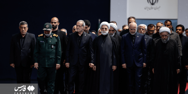 تصاویر: ادای احترام سران قوا و مسئولان ارشد کشور به پیکر امام شهید