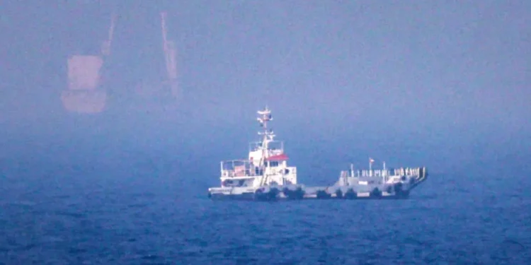 لویدز لیست، نشریه تجارت دریایی: کشتیرانی غیر ایرانی عملاً در تنگه هرمز ناپدید شده/ صاحبان کشتی‌هایی که تلاش می‌کنند از این آبراه عبور کنند، به «ترانزیت خاموش» روی آورده‌اند، یعنی تردد بدون فرستنده‌هایی که موقعیت آن‌ها را مخابره می‌کنند