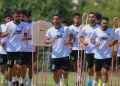 دستیار مورد اعتماد محرم بدن‌ها را آماده می‌کند (عکس)