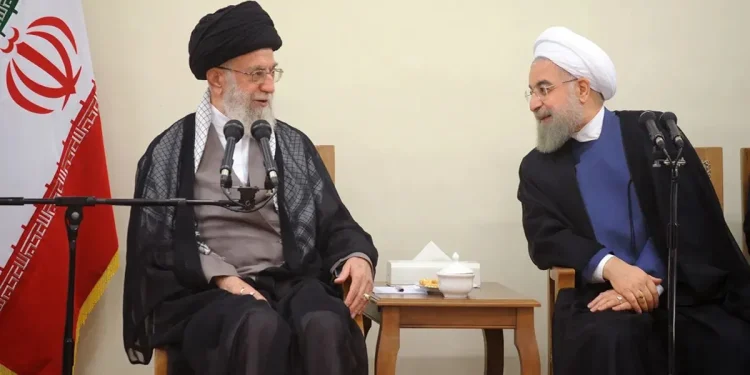 روحانی: از سال ۱۴۰۰ تا پایان عمر مبارک رهبر شهید، حدود ۳۵ نامه خدمتشان فرستادم/ در این اواخر چند نامه با فاصله کوتاه خدمت ایشان نوشتم/ در چند مورد کتبی و در مواردی از طریق دفتر پاسخ می‌دادند/ در مراسم افطار سال ۱۴۰۳ به من با لحن شوخی گفتند «نامه‌های شما به دستم می‌رسد و گاهی ۱۴–۱۳ صفحه مفصل می‌نویسید؛ گفتم آقا اگر ۶–۵ صفحه باشد خوب است؟ فرمودند خیلی خوب است»
