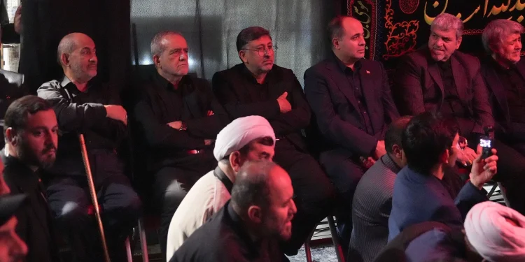 حضور پزشکیان در مراسم روضه خانگی شهید علی لاریجانی