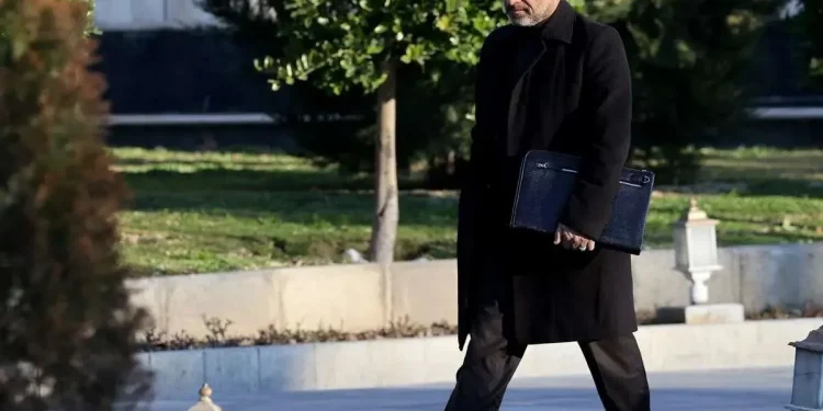 اقراریان، عضو شورای شهر تهران: شنیده‌ام که ۴ گزینه در حال تدوین برنامه‌ای تحولی برای صداوسیما هستند/ در تاریخ هفتم مهر، دوران مدیریت پر چالشی [در صداوسیما] تمام می‌شود که دولت، مجلس، مردم و حتی بخش جدی سازمان منتظر پایان آن هستند/ اینکه برای خداحافظی، اجماع خلق کنی هم هنر است
