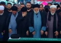 ببینید/ اشکهای فرزندان رهبر شهید انقلاب و تولیت آستان قدس رضوی بر پیکر رهبر شهید