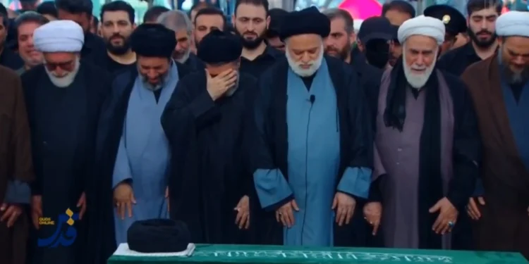 ببینید/ اشک‌های فرزندان رهبر شهید انقلاب و تولیت آستان قدس رضوی بر پیکر رهبر شهید