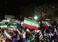 روزنامه اصولگرا: دشمن نمی‌خواهد تجمعات خیابانی تعطیل شود یا بی اثر باشد، بلکه می‌خواهد جهت آن را به سمت اختلاف‌افکنی ببرد/ هر اندازه این روایت تقویت شود، قدرت چانه‌زنی ایران در عرصه بین‌المللی کاهش می‌یابد/ از این رو دعوت به رفتار اخلاقی، هرگز به معنای مخالفت با حضور مردم در خیابان نیست