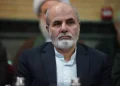 احمدیان، نماینده رهبر انقلاب در شورای دفاع: امروز، آقای شهید ایران خود به میدان آمد و با خون خویش حجت را بر همگان تمام کرد و مسئولیتی سنگین‌تر از گذشته بر دوش همه ما نهاد / جوشش خون او، علت بعثت مردمی شد که امروز یک‌صدا فریاد زدند: «هیهات مِنّا الذلّه»