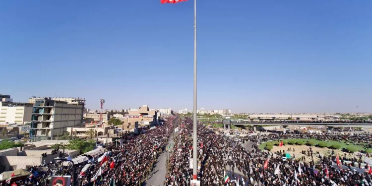 عکس/ حضور گسترده مردم عراق در میدان ثورةالعشرین نجف اشرف در مراسم تشییع رهبر شهید