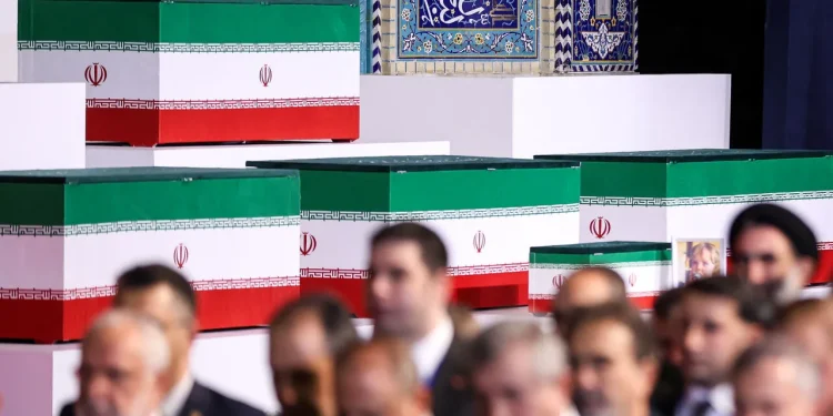 شرکت نمایندگان، شخصیتها و گروههای مردمی از حدود ۱۰۰ کشور در مراسم وداع با رهبر شهید انقلاب / باز شدن درهای مصلی تهران از ساعت ۶ صبح شنبه به روی مردم