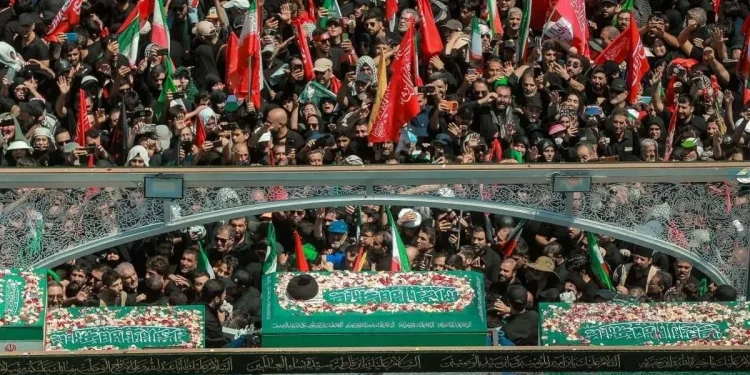 استاندار خراسان رضوی: امیدوار هستیم که از فردا، حوالی ساعت ۱۰ تا ۱۱، محدودیت‌های حرم برداشته شود/ به نظر می‌رسد از ظهر جمعه، مقدمات زیارت محل تدفین رهبر شهید فراهم شود