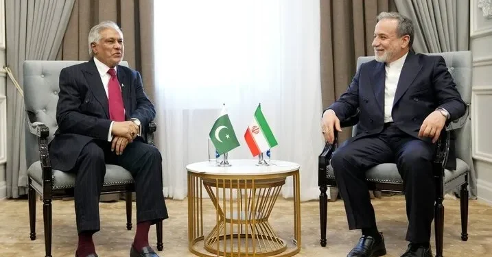 عراقچی در دیدار با وزیر خارجه پاکستان: پیمان‌شکنی و زیاده‌خواهی آمریکا عامل اصلی وضعیت کنونی منطقه است / اسحاق دار: آماده کمک به جلوگیری از تشدید وضعیت با استفاده از همه ظرفیت‌های دیپلماتیک هستیم
