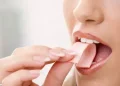 اگر آدامس را قورت بدهید چه اتفاقی می‌افتد؟