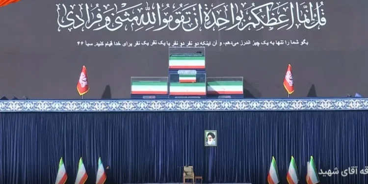 ببینید/ نمایی از پیکر رهبر شهید و خانواده شهید ایشان در مصلی تهران