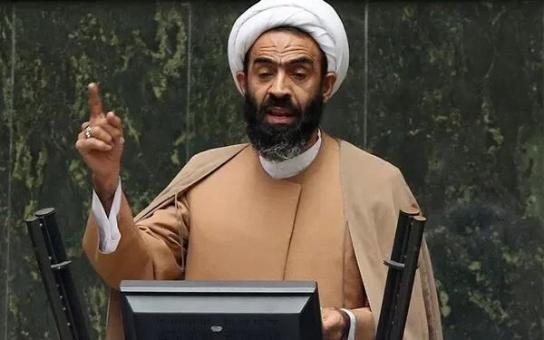 نقدعلی همزمان با دلار ۱۹۰ هزار تومانی: یک نماینده گفت که دارد از درد بی‌حجابی، در خانه گریه می‌کند