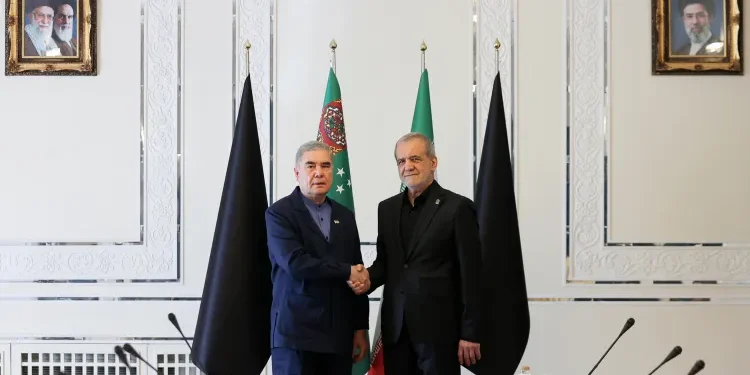 دیدار رئیس جمهور با رهبر ملی ترکمنستان؛ پزشکیان: باور و اهتمام ویژه رهبران ترکمنستان به اصل حسن همجواری سرمایهای ارزشمند برای توسعه همهجانبه مناسبات دو کشور است / اعتماد متقابل و نگاه راهبردی به روابط دوجانبه، بهترین پشتوانه برای تأمین منافع مشترک دو ملت است / قربانقلی بردی محمداف: هیچگاه جنگ راهحل پایدار مسائل نبوده /آمادگی داریم در روزهای دشوار در کنار ایران باشیم