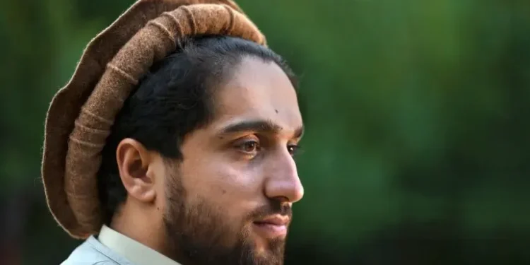 ببینید / ادای احترام احمد مسعود (فرزند احمد شاه مسعود) به رهبر شهید انقلاب