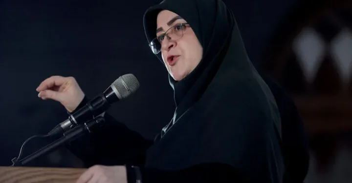 سخنگوی دولت: حتما نیاز به راهبرد‌هایی در حوزه مدیریت مصرف بنزین داریم / برای تراز کردن بنزین باید راهکاری اتخاذ شود و این امر قطعی و یقینی است؛ این موضوع قطعی است / این که بر روی سهمیه یا قیمت اعمال شود با شفافیت و دقت اعلام می‌شود