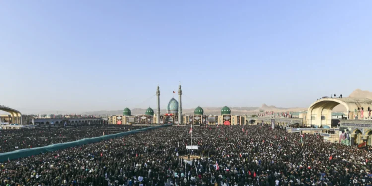 ببینید/ جمعیت کثیر مردم در مسجد جمکران و خیابانهای اطراف آن