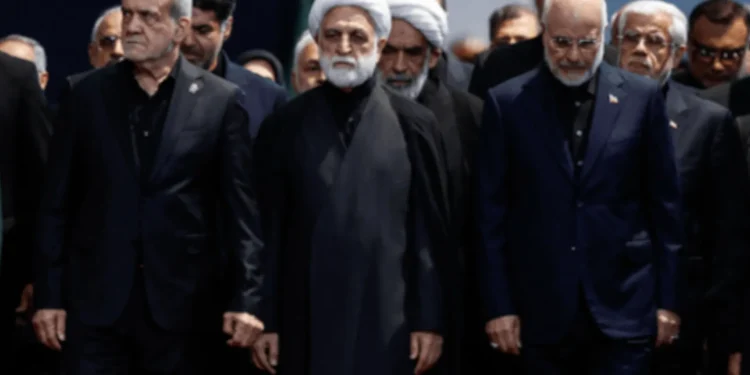 ببینید/ سران قوا در صف اول اقامه نماز بر پیکر رهبر شهید