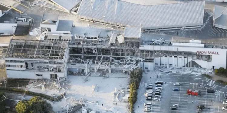 شمار جان‌باختگان زلزله ژاپن به ۱۳ نفر رسید / ۲۰ تا ۳۰ نفر از کارکنان یک مرکز خرید مفقود شدند