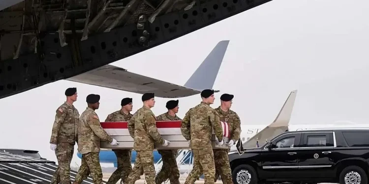 گاردین: وزارت جنگ آمریکا به طور عمدی اطلاعات مربوط به تلفات انسانی این کشور در جنگ با ایران را محدود کرده/ وزیر جنگ پیشین آمریکا میگوید این رویکردی شرمآور است؛ وزرا در جنگهای عراق و افغانستان، کنفرانسهای مطبوعاتی برگزار میکردند تا مردم را از تلفات انسانی مطلع کنند