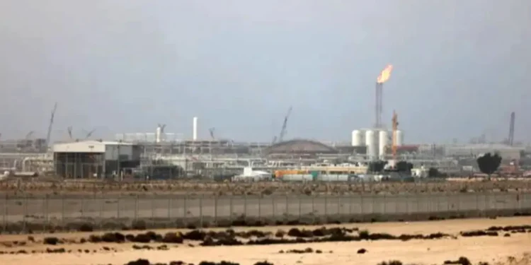 بلومبرگ: قطر موقتاً برنامه‌های خود برای افزایش تولید گاز طبیعی مایع در مجتمع رأس لفان را متوقف کرده/ این تصمیم پس از هدف قرار گرفتن یک کشتی حامل گاز ال‌ان‌جی قطر در تنگه هرمز اتخاذ شد/ کاهش عملیات‌ها، تعداد نفتکش‌ها و کشتی‌های حامل گاز ورودی به این مجتمع
