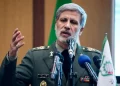 سرلشکر حاتمی، فرمانده کل ارتش: اگر دشمن پای خود را به خاک ایران بگذارد، با هر چه در دست داریم با آنها میجنگیم/ اینکه ارتش با هواپیمای اف ۵، پایگاه دشمن که پاتریوت، هواپیماهای اف ۱۵ و اف ۱۶ در آن وجود داشته را بمباران کرده و سالم برگشته، خیلی مهم است؛ دشمن اصلا نمیداند که این شرمندگی را کجا ببرد/ ما ایستادهایم؛ تنگه هرمز را کنترل و به آمریکاییها شلیک میکنیم