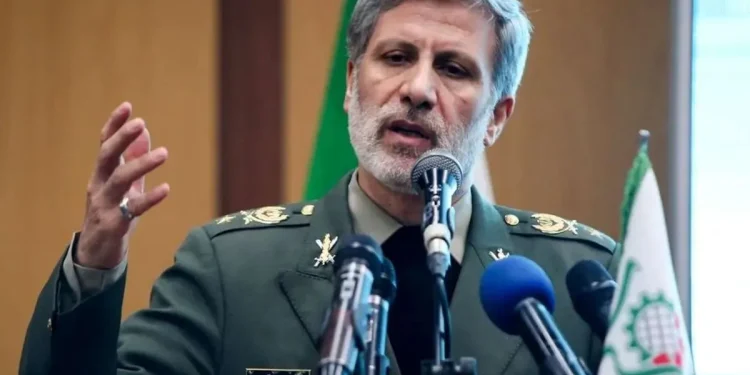 سرلشکر حاتمی، فرمانده کل ارتش: اگر دشمن پای خود را به خاک ایران بگذارد، با هر چه در دست داریم با آنها میجنگیم/ اینکه ارتش با هواپیمای اف ۵، پایگاه دشمن که پاتریوت، هواپیماهای اف ۱۵ و اف ۱۶ در آن وجود داشته را بمباران کرده و سالم برگشته، خیلی مهم است؛ دشمن اصلا نمیداند که این شرمندگی را کجا ببرد/ ما ایستادهایم؛ تنگه هرمز را کنترل و به آمریکاییها شلیک میکنیم