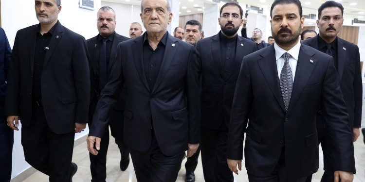 پزشکیان با استقبال رسمی نخست وزیر عراق وارد فرودگاه نجف شد