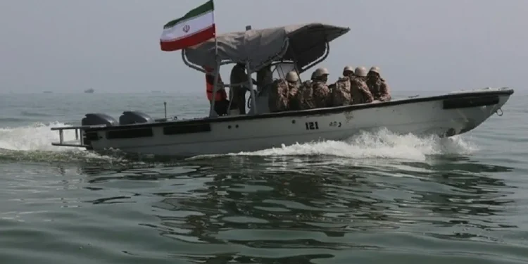 ادعای اکسیوس به نقل از سخنگوی سنتکام: در یک ساعت گذشته، ایران به کشتی‌های در حال تردد در تنگهٔ هرمز آتش گشوده