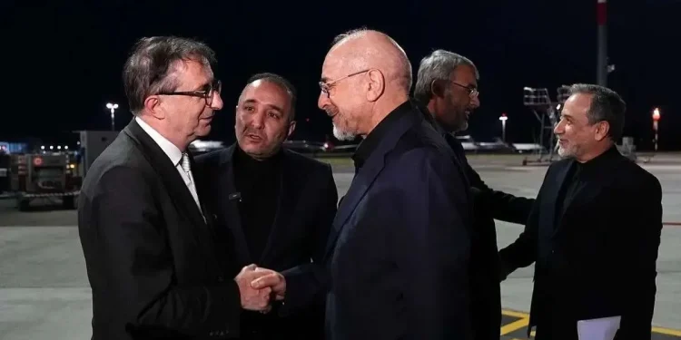 ادعای «العربی الجدید» به نقل از منبع آگاه ایرانی: تبادل پیام‌ها بین ایران و آمریکا برای کاهش تنش‌ها، بدون وقفه، از طریق بیش از یک کانال و با شتاب بیشتری ادامه دارد/ پیشنهاد‌هایی از سوی میانجی‌ها مبادله شده، اما هنوز به پیشرفت چشم‌گیری منجر نشده/ تهران به واشنگتن گفته که «پیش از پایان محاصره دریایی و بازگشت واشنگتن به اجرای تعهدات خود، تنگه هرمز بازگشایی نمی‌شود»
