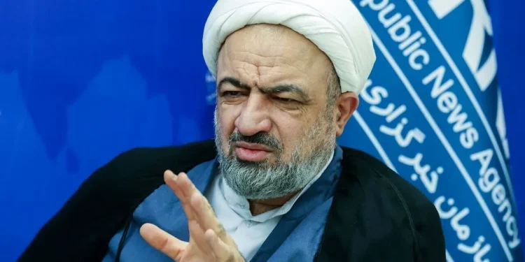 وقتی رسایی انتخابات هیات رئیسه مجلس با رای‌گیری الکترونیکی را غیرقانونی و انتخاب خودش با همان روش را قانونی می‌داند!