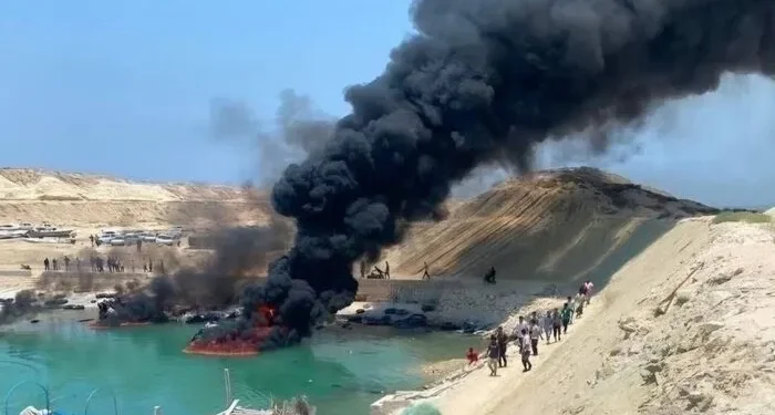 فرماندار عسلویه: در پی برخورد ۲ پرتابه به اسکله روستای بنود، ۱۰ فروند قایق صیادی دچار آتشسوزی شد