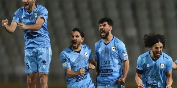 یک رسانه: در اتفاقی عجیب، فدراسیون فوتبال پیش از مشخص شدن نتیجه تورنمنت سه‌ جانبه، گل گهر را به عنوان نماینده ایران در لیگ قهرمانان آسیا معرفی کرده؛ در حالی که چادرملو با عبور از پرسپولیس و گل‌گهر، سهمیه حضور را به دست آورده