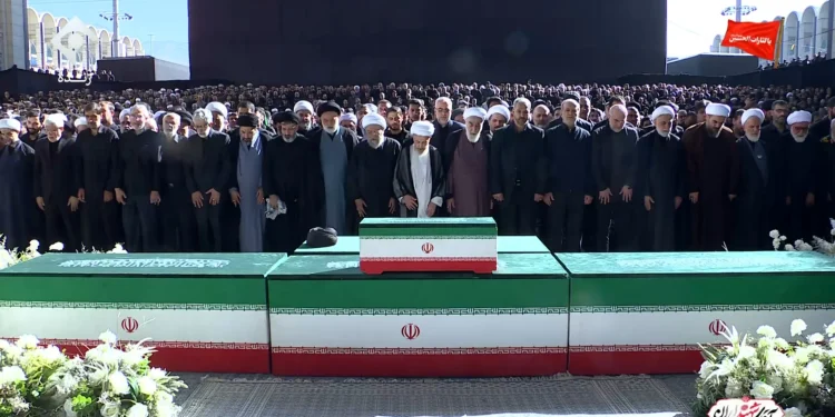 ببینید/ اقامه نماز بر پیکر رهبر شهید توسط آیت‌الله جعفر سبحانی